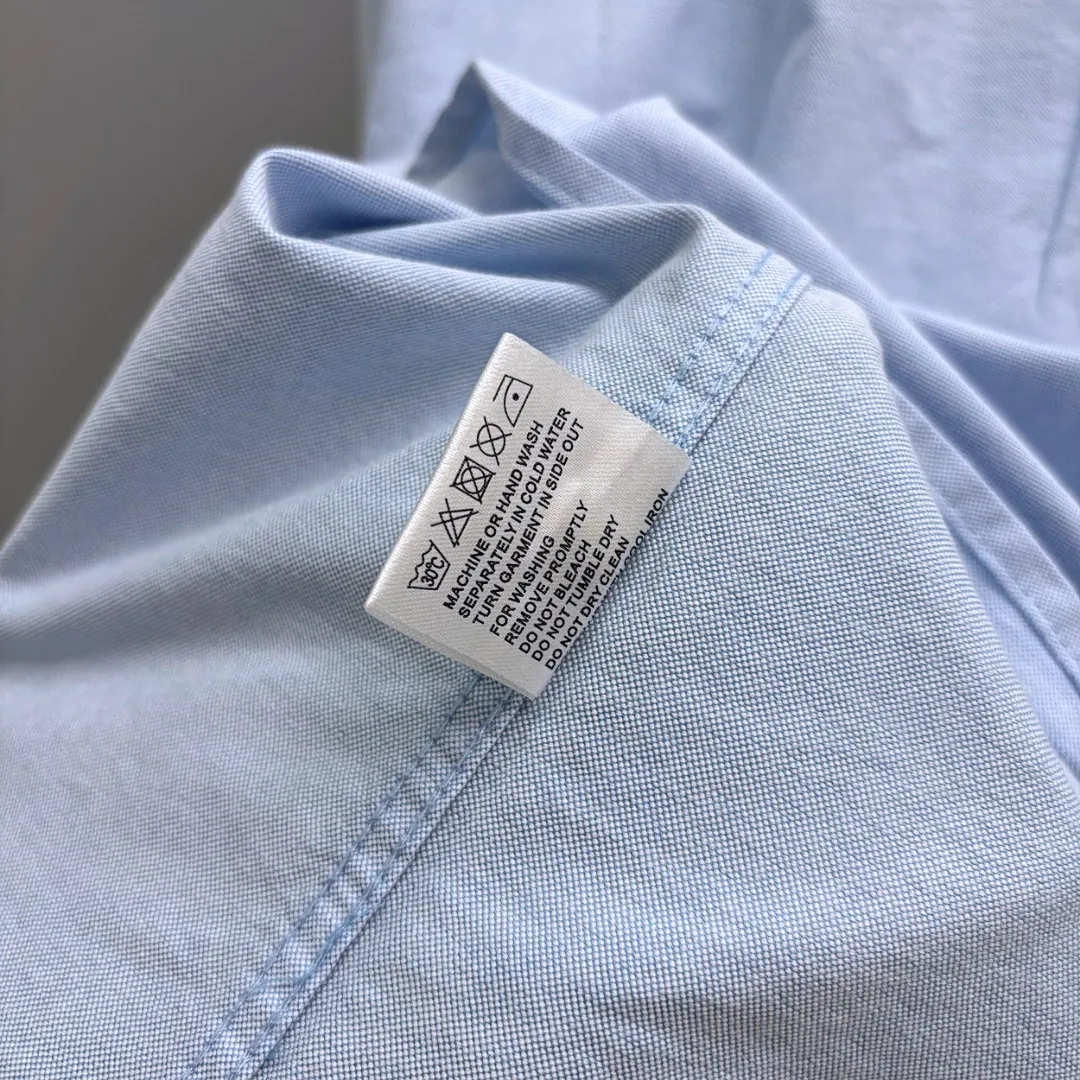 🅿️240 Ralph Lauren/Ralph Lauren cotton oxford embroidered shirt uses 100% cotton oxford fabric. The unique texture of oxford is more textured than ordinary cotton shirts. The 100% cotton material makes it have good breathability, high fabric strength and good wear resistance. Comfortable to wear and not easy to sweat. Loose fit. The upper body is three-dimensional. The lines are smooth and natural. From the shoulder line to the waistline to the hem, the line transition is smooth. There are no unnecessary folds or accumulations. The overall shape is neat and stretched. The chest is embellished with the iconic pony embroidery, which is simple but highly recognizable. The color transition of the embroidery thread is natural. The stitches are even and consistent in size and spacing. The stitches can also be connected naturally. The lines are smooth and not stiff. Size: S M L XL